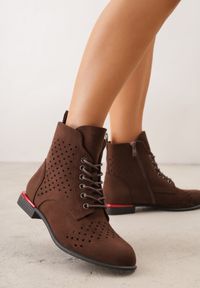 Renee - Brązowe Botki VICES z Ażurowymi Zdobieniami w Stylu Retro Limoni. Okazja: na co dzień. Zapięcie: sznurówki. Kolor: brązowy. Materiał: jeans. Szerokość cholewki: normalna. Wzór: ażurowy, aplikacja. Styl: retro #1