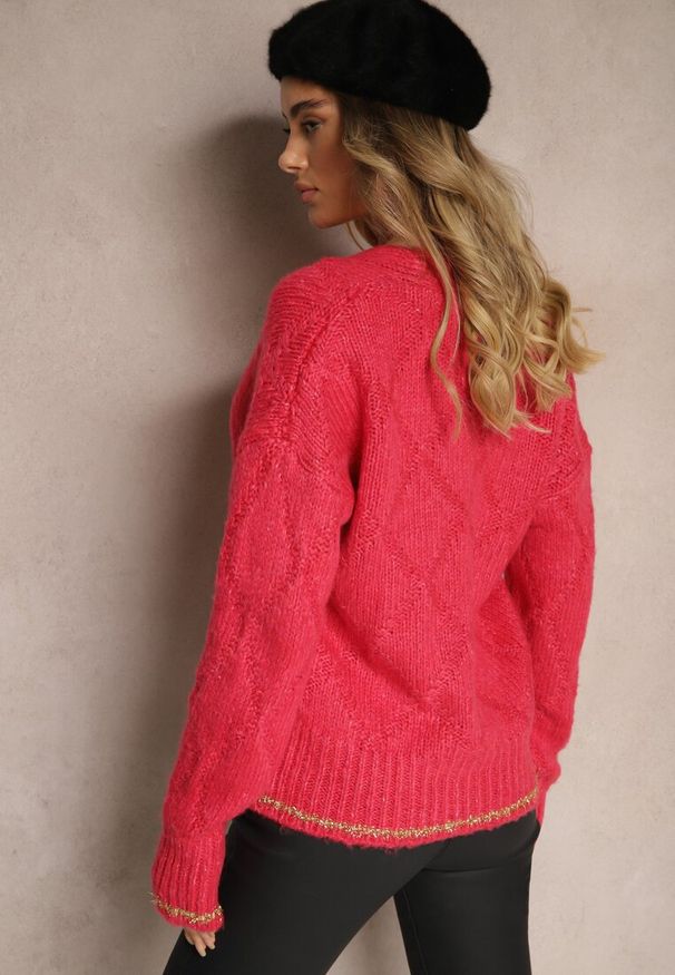 Renee - Fuksjowy Kardigan Przeszyty Metaliczną Nicią Vorttisa. Okazja: na co dzień. Kolor: różowy. Długość rękawa: długi rękaw. Długość: długie. Styl: casual, klasyczny