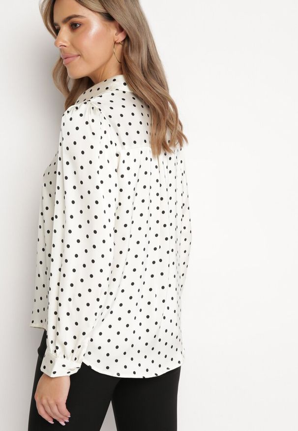 Born2be - Jasnobeżowa Klasyczna Koszula na Guziki Ozdobiona Wzorem w Kropki Vildanas. Okazja: na spotkanie biznesowe. Kolor: beżowy. Materiał: jeans. Wzór: kropki, aplikacja. Styl: klasyczny