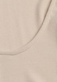 Renee - Jasnobeżowe Basicowe Body Sadovelle. Okazja: na co dzień, na spotkanie biznesowe, do pracy. Kolor: beżowy. Materiał: jeans. Długość rękawa: długi rękaw. Długość: długie. Styl: casual, biznesowy, elegancki, sportowy #2