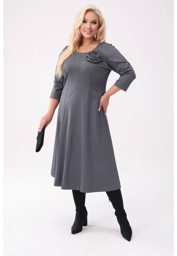 Moda Size Plus Iwanek - Sukienka Eliza w odcieniach szarości - klasyczna elegancja z nowoczesnym akcentem PLUS SIZE XXL OVERSIZE. Okazja: na co dzień. Kolekcja: plus size. Materiał: tkanina, wiskoza, skóra, materiał, nylon. Wzór: kwiaty. Typ sukienki: oversize, dla puszystych. Styl: klasyczny