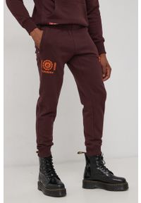 Superdry Spodnie bawełniane męskie kolor bordowy z aplikacją. Kolor: czerwony. Materiał: bawełna. Wzór: aplikacja