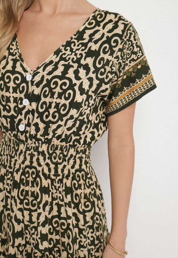 Born2be - Zielono-Beżowa Bawełniana Sukienka z Gumką w Talii i Guzikami Natiflione. Okazja: na co dzień. Typ kołnierza: dekolt w kształcie V. Kolor: zielony. Materiał: bawełna. Typ sukienki: rozkloszowane, oversize. Styl: casual, klasyczny, elegancki