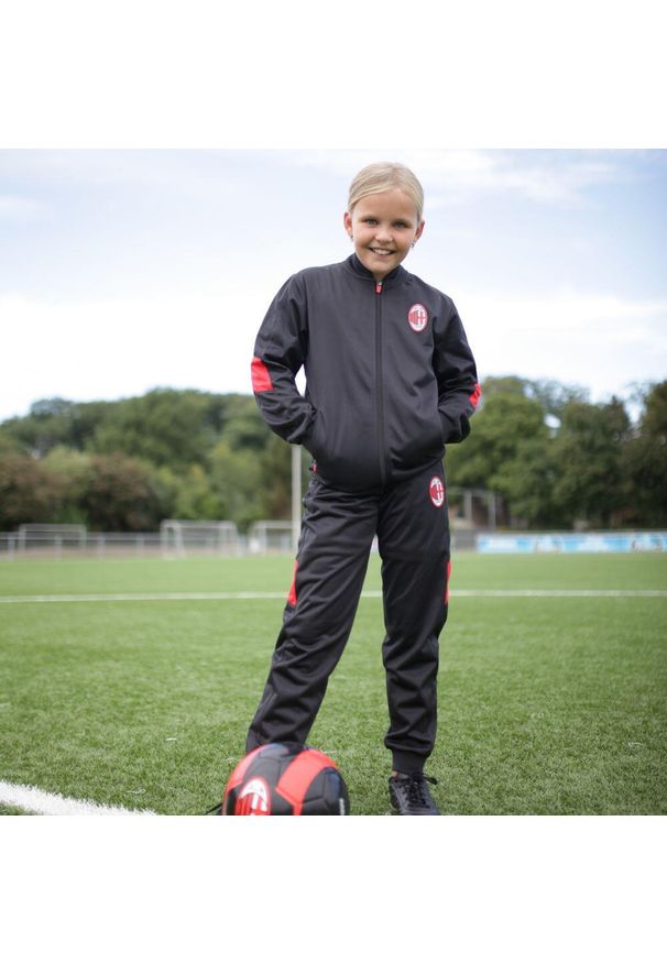 AC MILAN - Dres treningowy AC Milan dla dzieci. Kolor: czarny. Materiał: dresówka. Styl: sportowy
