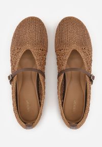 Born2be - Brązowe Plecione Balerinki VICES z Paskiem z Klamerką i Wycięciem V Nemecea. Okazja: na co dzień. Zapięcie: pasek. Kolor: brązowy. Materiał: jeans. Szerokość cholewki: normalna. Wzór: haft. Sezon: lato. Styl: boho, casual, elegancki #4