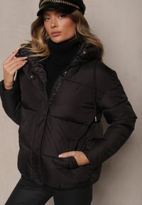 Renee - Czarna Pudełkowa Kurtka z Kapturem i Kieszeniami Zdobiona Pikowanymi Przeszyciami Issenia. Okazja: na co dzień. Typ kołnierza: kaptur. Kolor: czarny. Materiał: jeans. Wzór: aplikacja. Sezon: zima. Styl: casual #4