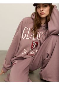 Sinsay - Spodnie dresowe wide leg z nadrukiem - fioletowy. Kolor: fioletowy. Materiał: dresówka. Wzór: nadruk #1