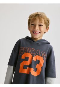 Reserved - Bawełniany longsleeve z kapturem - granatowy. Typ kołnierza: kaptur. Kolor: niebieski. Materiał: bawełna. Długość rękawa: długi rękaw #1