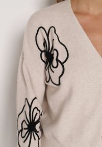 Born2be - Beżowy Kardigan na Guziki w Haftowane Kwiaty Tustara. Okazja: na co dzień. Kolor: beżowy. Materiał: jeans. Wzór: kwiaty, haft. Styl: casual #5