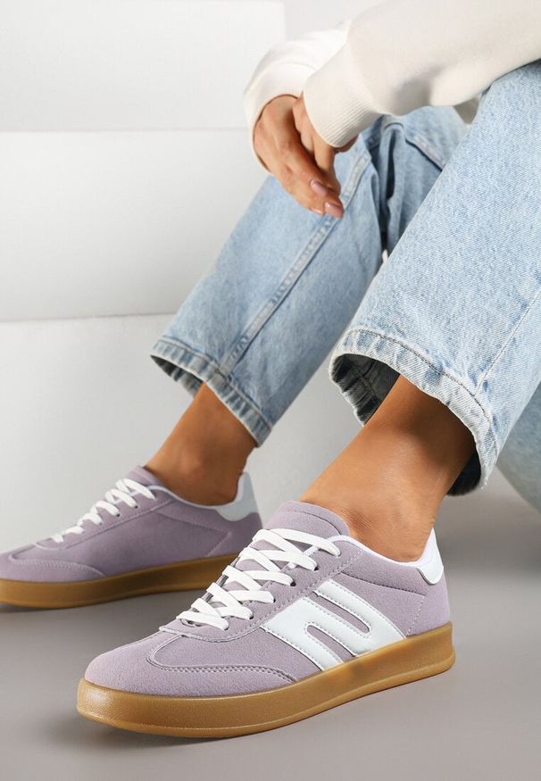 Born2be - Jasnofioletowe Sneakersy w Stylu Klasycznych Tenisówek z Ozdobnymi Przeszyciami Nartewia. Okazja: na co dzień. Kolor: fioletowy. Materiał: jeans