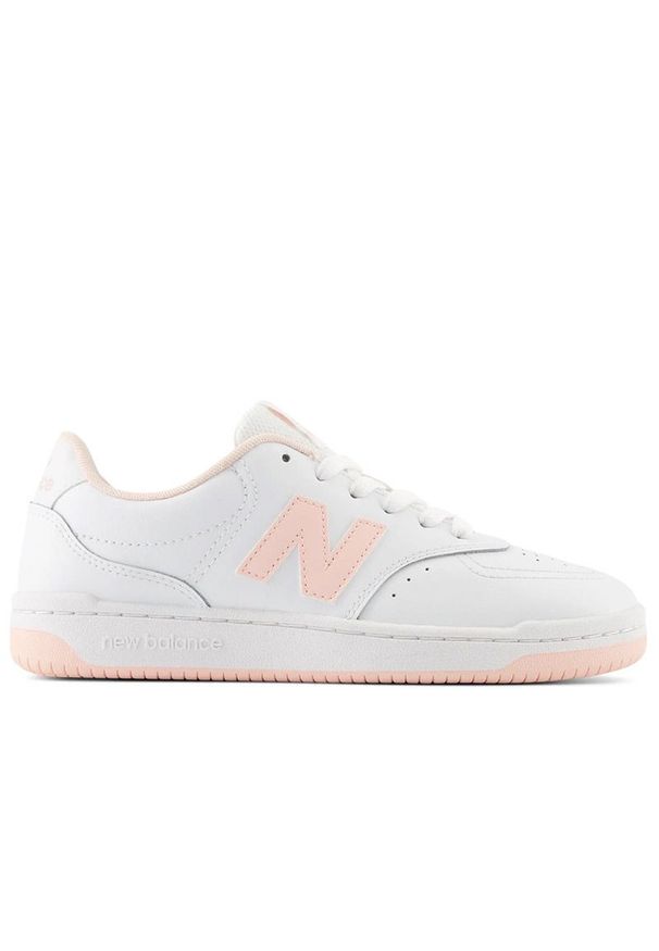 Buty New Balance BBW80WPK - białe. Okazja: na co dzień. Kolor: biały. Materiał: guma, skóra, materiał, syntetyk. Szerokość cholewki: normalna. Sport: turystyka piesza, koszykówka