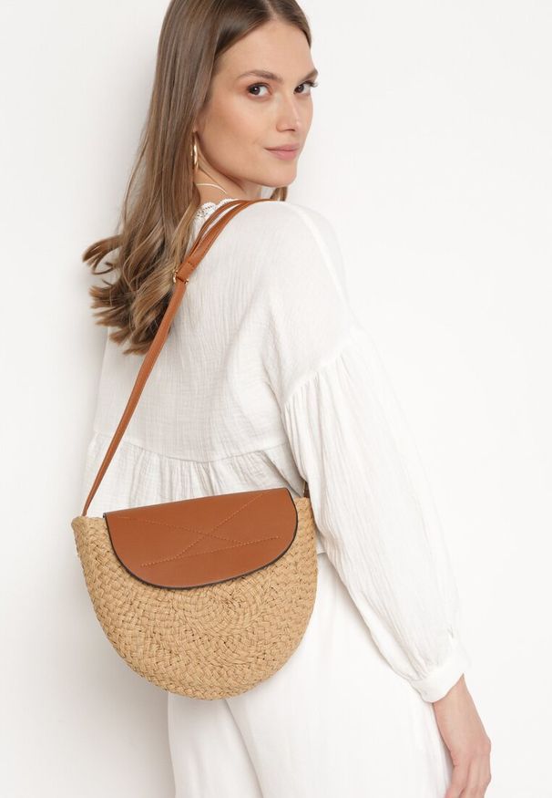 Born2be - Ciemnobeżowa Torebka Boho z Plecionki z Klapką i Paskiem z Imitacji Skóry Varya. Kolor: beżowy. Materiał: skórzane. Styl: boho