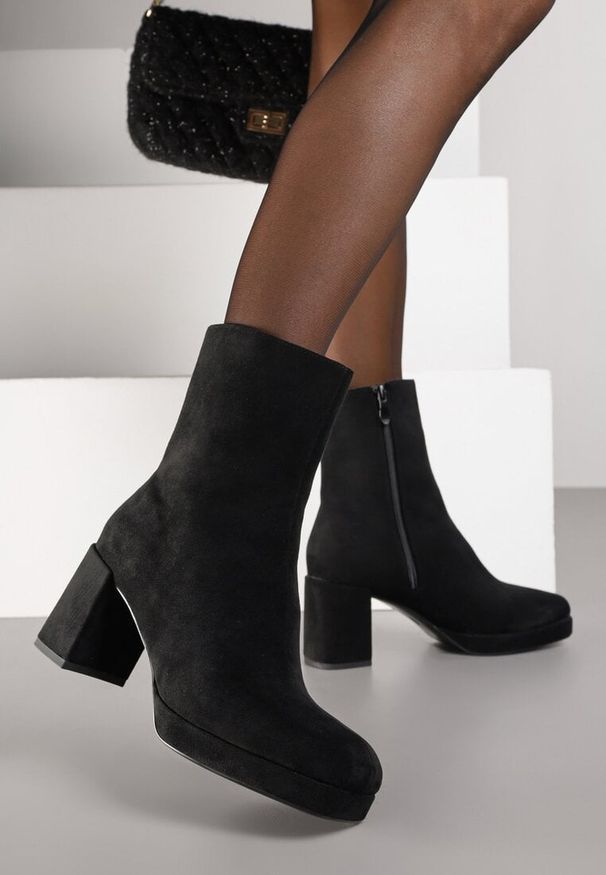 Born2be - Czarne Botki Vices z Imitacji Zamszu na Obcasie i Platformie z Kwadratowym Noskiem Faliresa. Okazja: na co dzień. Kolor: czarny. Materiał: zamsz. Obcas: na obcasie. Styl: casual, elegancki. Wysokość obcasa: średni