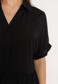 Born2be - Czarny Wiskozowy Kombinezon z Koszulową Górą Zapinany na Guziki z Krótkimi Spodniami Vikota. Kolor: czarny. Materiał: wiskoza. Długość rękawa: krótki rękaw. Długość: krótkie. Sezon: wiosna, lato #5