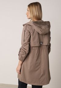 Born2be - Ciemnobeżowa Przejściowa Kurtka Parka z Kapturem i Podwijanymi Rękawami Tinarose. Okazja: na spacer, na co dzień. Typ kołnierza: kaptur. Kolor: beżowy. Materiał: jeans, dresówka. Styl: casual #7