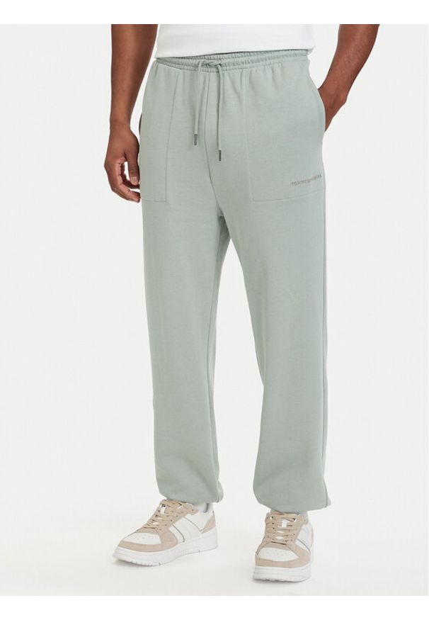 TOMMY HILFIGER - Tommy Hilfiger Spodnie dresowe Essential UM0UM03911 Zielony jasny Relaxed Fit. Kolor: zielony. Materiał: bawełna