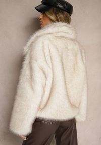 Renee - Jasnobeżowa Elegancka Kurtka Futerko z Kołnierzem Vertirida. Okazja: na spacer, na co dzień. Kolor: beżowy. Materiał: futro. Sezon: zima. Styl: elegancki #3