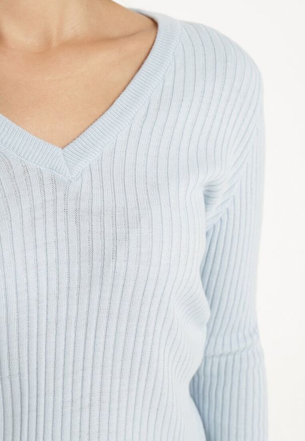 Born2be - Jasnoniebieski Sweter z Trójkątnym Dekoltem z Prążkowanej Dzianiny Derige. Okazja: na co dzień. Kolor: niebieski. Materiał: dzianina, prążkowany. Styl: casual