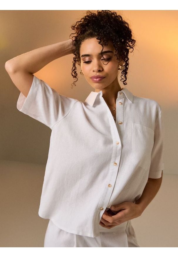 Sinsay - Wiskozowa koszula z krótkim rękawem z domieszką lnu - biały. Kolor: biały. Materiał: wiskoza, len. Długość rękawa: krótki rękaw. Długość: krótkie