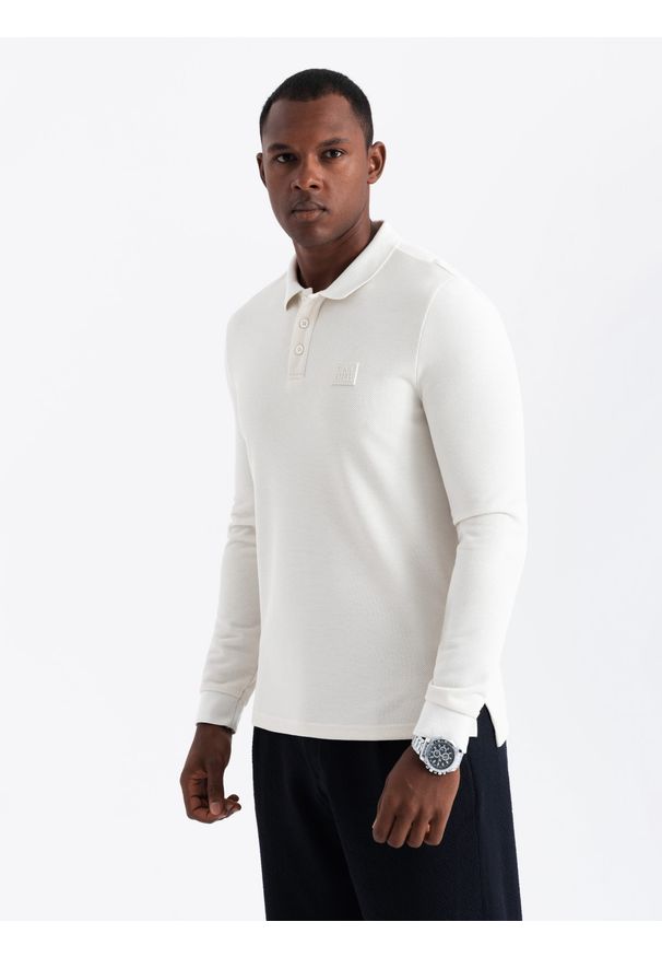 Ombre Clothing - Strukturalny longsleeve męski polo z naszywką – biały V2. Okazja: na co dzień. Typ kołnierza: polo. Kolor: biały. Materiał: wiskoza, dzianina, poliester, materiał, bawełna, włókno. Długość rękawa: długi rękaw. Wzór: aplikacja. Styl: sportowy, casual, elegancki