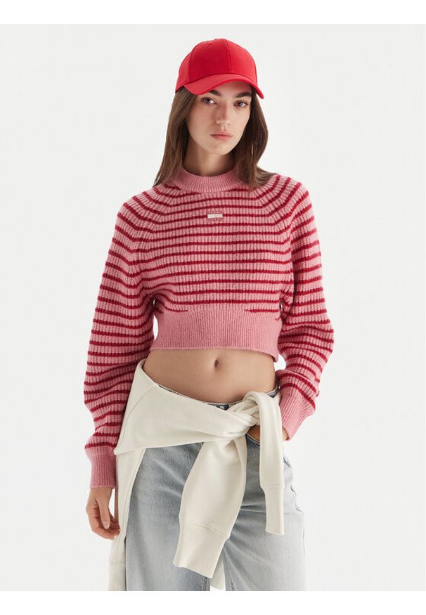 Tommy Jeans Sweter Badge DW0DW21677 Różowy Regular Fit. Kolor: różowy. Materiał: syntetyk