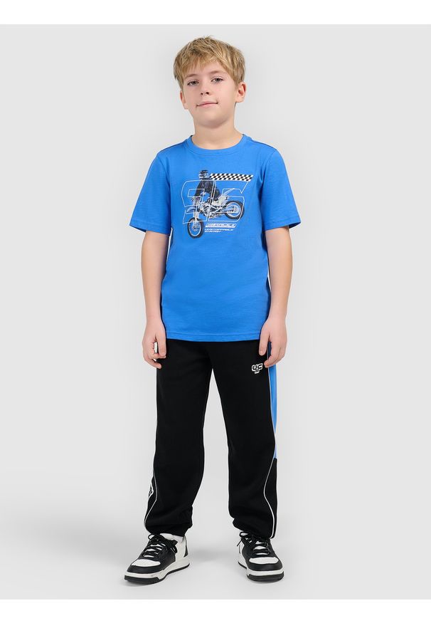 4f - 4F T-shirt regular z nadrukiem chłopięcy - niebieski 140 (9-10 lat). Okazja: na co dzień, na uczelnię. Kolor: niebieski. Materiał: bawełna, skóra, materiał. Wzór: nadruk. Sezon: lato. Styl: casual, klasyczny