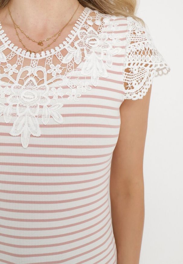 Born2be - Różowo-Biały Bawełniany T-shirt z Prążkowanego Materiału z Koronkowym Dekoltem i Rękawkami Hyacintia. Okazja: na co dzień, na randkę. Kolor: różowy. Materiał: koronka, materiał, bawełna, prążkowany. Długość rękawa: krótki rękaw. Długość: krótkie. Styl: casual