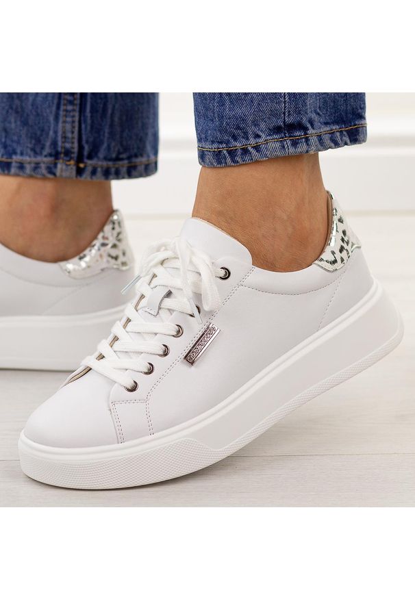 POTOCKI - Białe skórzane półbuty damskie na platformie Potocki 19398. Okazja: na co dzień. Nosek buta: okrągły. Zapięcie: sznurówki. Kolor: biały. Szerokość cholewki: normalna. Materiał: skóra. Sezon: wiosna, jesień, lato. Obcas: na platformie. Styl: casual, elegancki, klasyczny