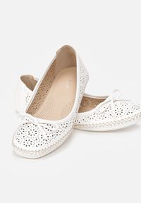 Born2be - Białe Balerinki Genomics. Nosek buta: czworokąt. Kolor: biały. Szerokość cholewki: normalna. Wzór: ażurowy, gładki. Obcas: na płaskiej podeszwie. Styl: klasyczny