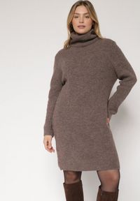 Born2be - Jasnobrązowa Sukienka Sweterkowa z Golfem z Wiskozą i Wełną Fedamira. Okazja: na co dzień. Typ kołnierza: golf. Kolor: beżowy. Materiał: wełna, wiskoza. Typ sukienki: proste. Styl: casual, klasyczny. Długość: maxi #1