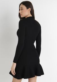 Born2be - Czarna Sukienka Dzianinowa Taerara. Typ kołnierza: kołnierzyk stójkowy. Kolor: czarny. Materiał: dzianina. Długość rękawa: długi rękaw. Typ sukienki: dopasowane. Długość: mini #5
