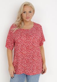 Born2be - Czerwona Bluzka z Wiskozy Maerelaia. Kolekcja: plus size. Kolor: czerwony. Materiał: wiskoza. Długość: krótkie. Wzór: kwiaty. Sezon: lato