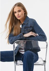 Volcano - Krótka kurtka jeansowa J-LUNA. Kolekcja: plus size. Materiał: jeans. Długość: krótkie. Styl: klasyczny #1