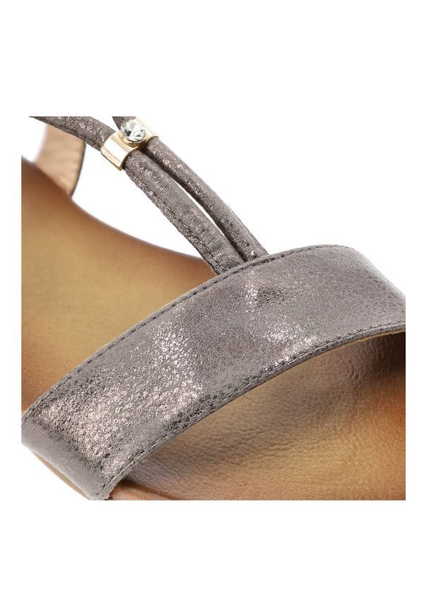 S.Barski - Sandały damskie S. Barski, na płaskim obcasie z eko skóry zapinane na sprzączkę, grafitowe, KV51-120. Okazja: na co dzień. Zapięcie: sprzączka. Kolor: szary. Materiał: skóra. Sezon: lato. Obcas: na obcasie. Styl: elegancki, klasyczny, casual. Wysokość obcasa: niski