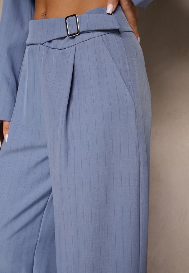 Renee - Niebieskie Szerokie Spodnie Garniturowe z Wiskozą Ozdobione Paskiem Ellilara. Okazja: na co dzień, na spotkanie biznesowe. Kolor: niebieski. Materiał: wiskoza. Wzór: aplikacja. Styl: klasyczny, casual, biznesowy, elegancki