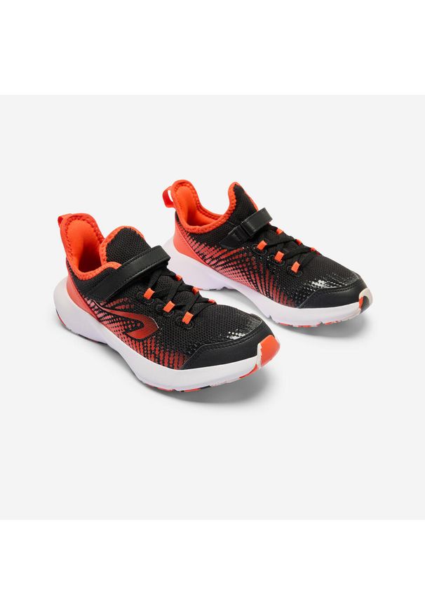 Decathlon - Buty sportowe dla dzieci Kalenji AT Flex scratch. Zapięcie: rzepy. Kolor: czerwony, czarny, pomarańczowy, wielokolorowy. Materiał: mesh, kauczuk. Szerokość cholewki: normalna. Sport: bieganie