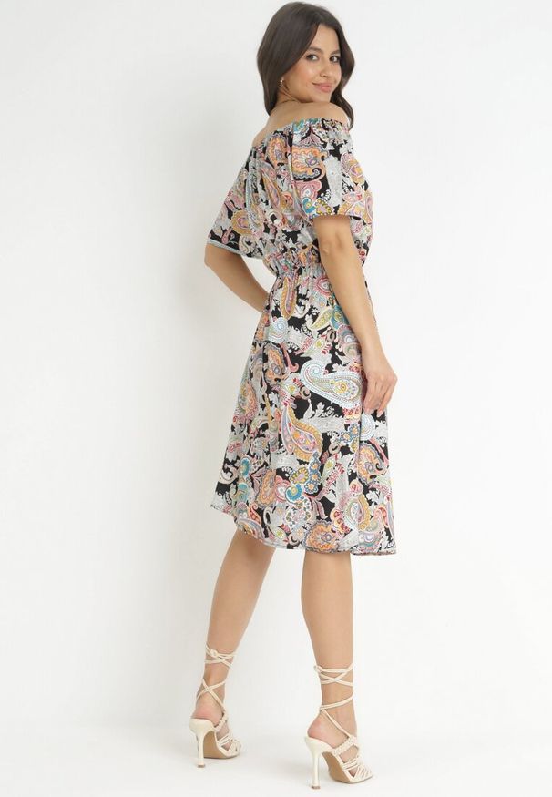 Born2be - Beżowo-Czarna Sukienka Bawełniana Hiszpanka we Wzór Paisley Rosalita. Typ kołnierza: dekolt hiszpanka. Kolor: beżowy. Materiał: bawełna. Wzór: paisley. Typ sukienki: rozkloszowane