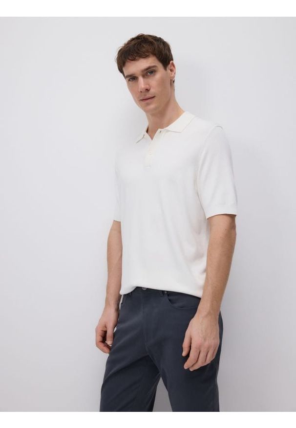 Reserved - Sweter polo z wiskozą - biały. Typ kołnierza: polo. Kolor: biały. Materiał: wiskoza