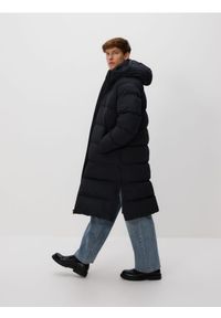 Reserved - Długa pikowana kurtka z kapturem - czarny. Typ kołnierza: kaptur. Kolor: czarny. Materiał: tkanina. Długość: długie. Wzór: gładki #1