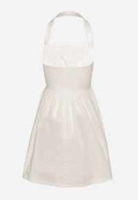 Born2be - Biała Bawełniana Sukienka Rozkloszowana na Szyję Kolaniela. Okazja: na co dzień. Kolor: biały. Materiał: bawełna. Sezon: wiosna. Typ sukienki: proste. Styl: casual, elegancki #5