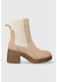 Charles Footwear sztyblety zamszowe Bea damskie kolor beżowy na słupku Bea.Boots.Sabbia. Kolor: beżowy. Materiał: zamsz. Obcas: na słupku. Wysokość obcasa: średni
