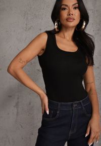 Renee - Czarny Wiskozowy Top Dopasowany z Kwadratowym Dekoltem Bez Rękawów Bilincja. Okazja: na co dzień. Typ kołnierza: dekolt kwadratowy. Kolor: czarny. Materiał: wiskoza. Długość rękawa: bez rękawów. Styl: casual #4