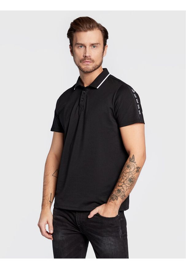 Guess Polo M2YP25 KARS0 Czarny Regular Fit. Typ kołnierza: polo. Kolor: czarny. Materiał: bawełna