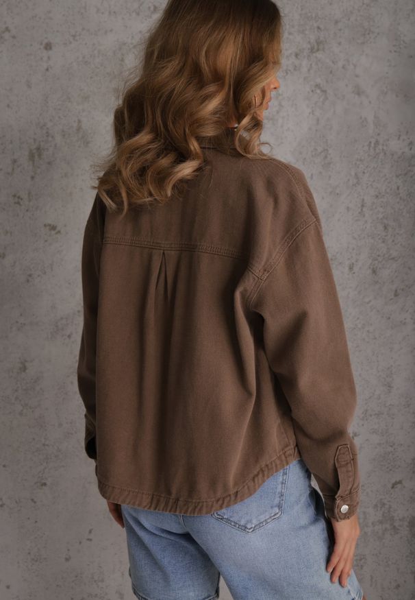 Renee - Brązowa Koszulowa Kurtka z Jeansu z Bawełny z Naszytymi Kieszeniami Giorriane. Okazja: na co dzień. Kolor: brązowy. Materiał: jeans, bawełna. Wzór: aplikacja. Styl: casual