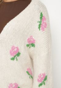 Born2be - Jasnobeżowy Kardigan Oversize z Domieszką Wełny w Kwiatowy Wzór Nelenea. Okazja: na co dzień. Typ kołnierza: dekolt w serek. Kolor: beżowy. Materiał: wełna. Wzór: kwiaty. Styl: casual #5