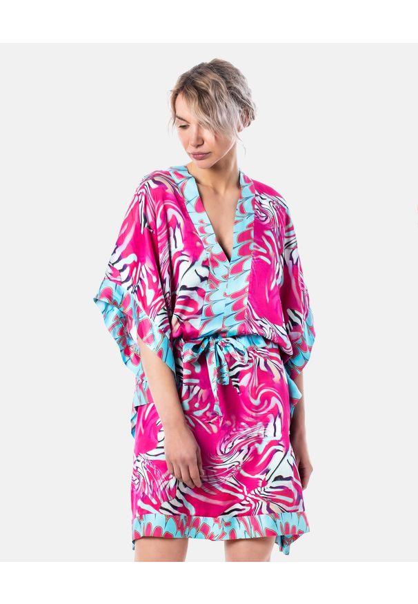 COSEL - Sukienka o kroju kimona Punta Cana. Kolor: różowy, wielokolorowy, fioletowy. Materiał: wiskoza, satyna. Sezon: lato. Styl: wakacyjny. Długość: mini
