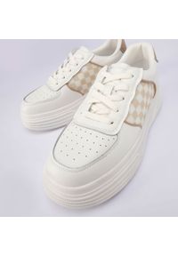 Wittchen - Damskie sneakersy skórzane ze wstawkami w kratkę biało-beżowe. Okazja: na co dzień. Kolor: biały, wielokolorowy, beżowy. Materiał: skóra. Wzór: kratka. Obcas: na platformie #5