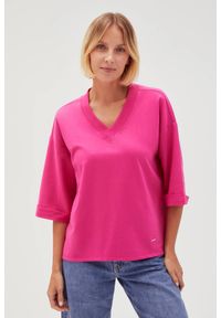 MOODO - Bluza oversize z dekoltem w serek fuksjowa. Typ kołnierza: dekolt w serek. Materiał: bawełna, poliester