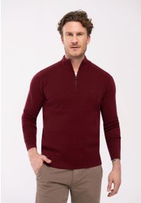 Volcano - Sweter ze stójką S-JOIN. Typ kołnierza: kołnierzyk stójkowy. Kolekcja: plus size. Kolor: czerwony. Materiał: poliester, skóra, poliamid, nylon, wiskoza, włókno. Styl: klasyczny #1