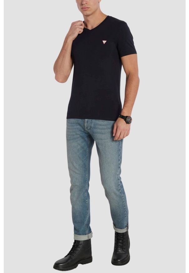 Guess - GUESS Granatowy męski t-shirt z małym logo, Rozmiar S. Okazja: na co dzień. Typ kołnierza: dekolt w serek. Kolor: niebieski. Materiał: bawełna, elastan. Długość rękawa: krótki rękaw. Długość: krótkie. Styl: casual, elegancki